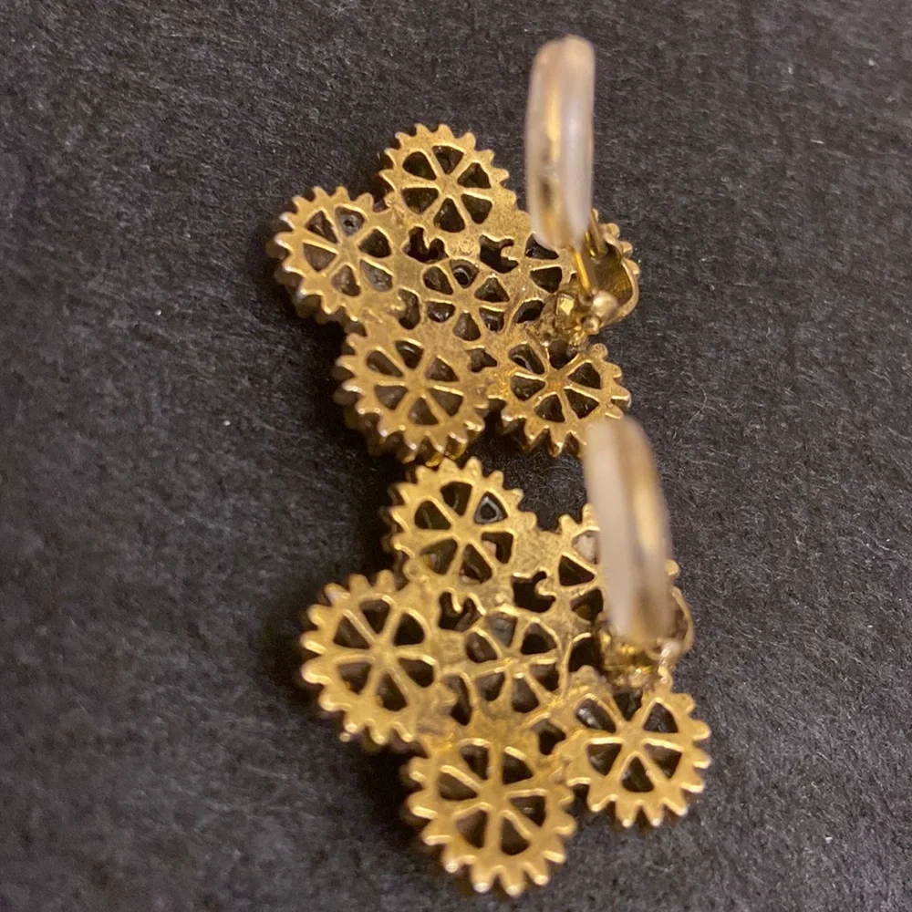 Vintage Round Button Flower Shape Clip On Gold Intricate Earrings - Picture 3 of 4